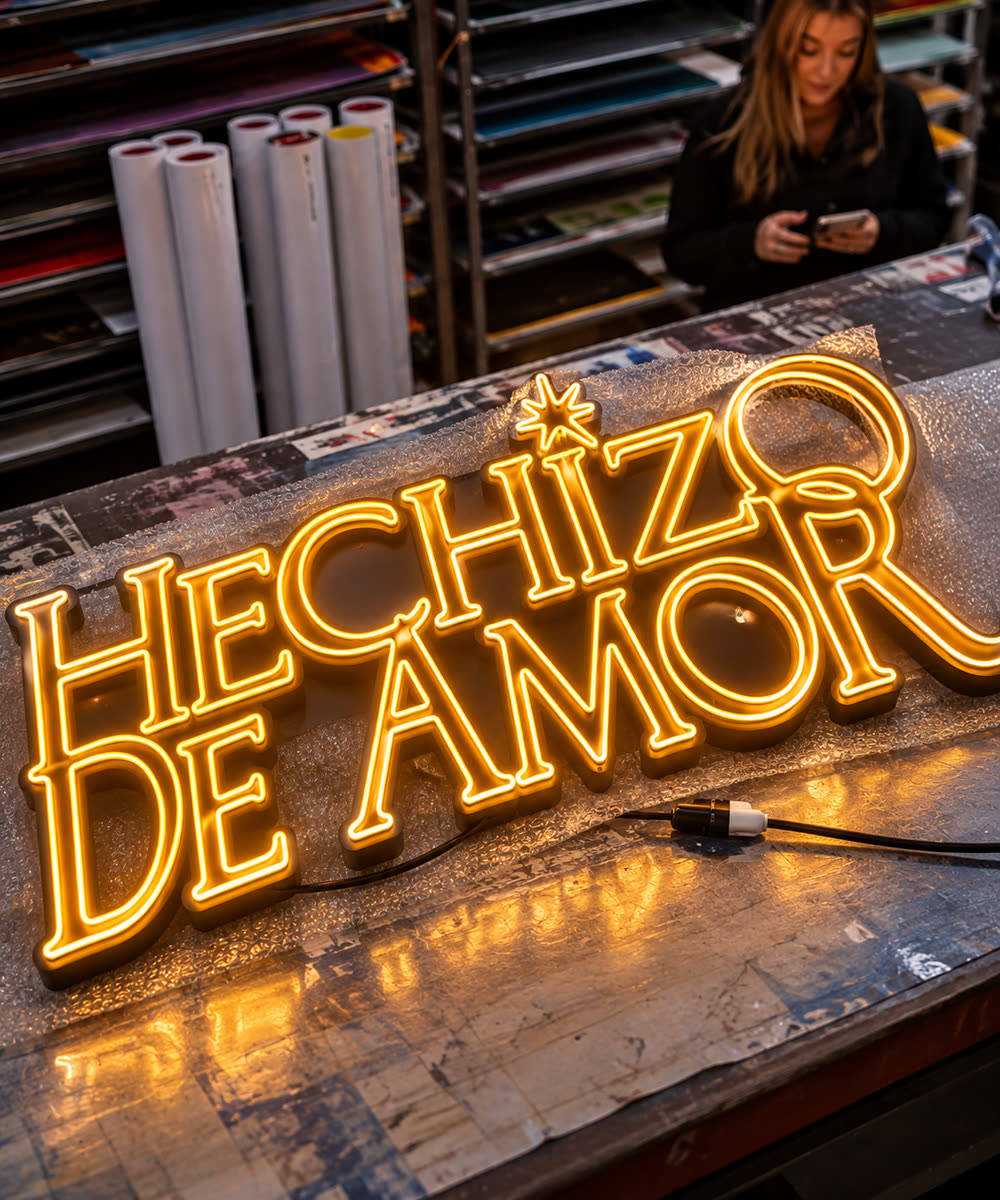 Cartel de neón LED Hechizo de Amor en el taller
