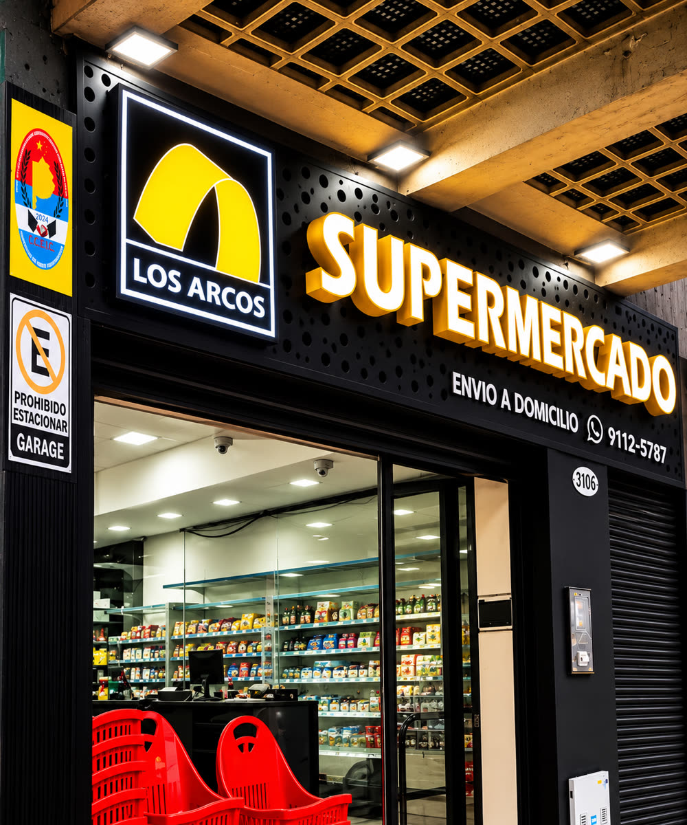 Letras corpóreas iluminadas del supermercado Los Arcos