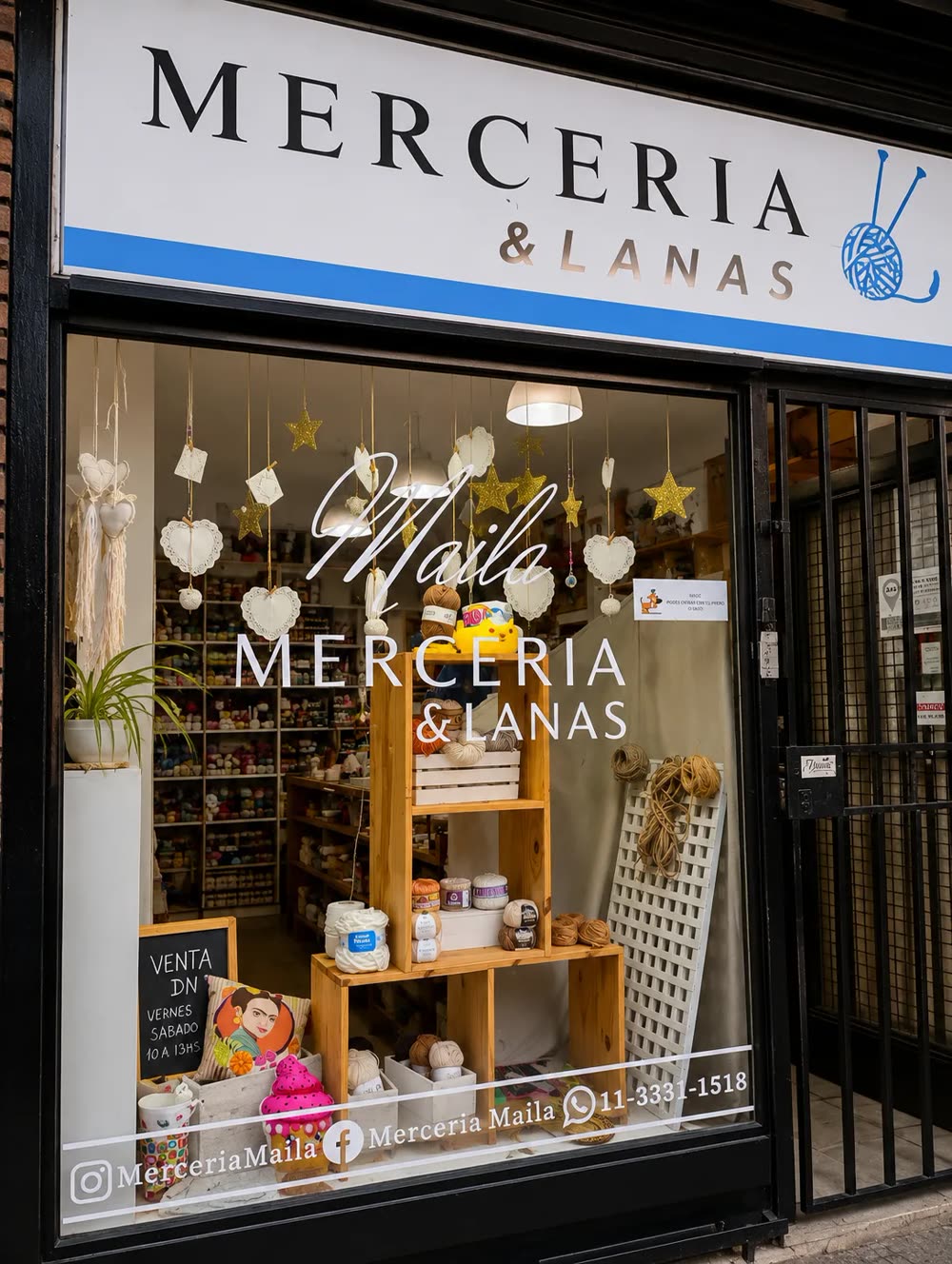 Vidriera de mercería con gráfica impresa
